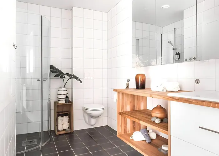 Modern And Centrally Located דירה